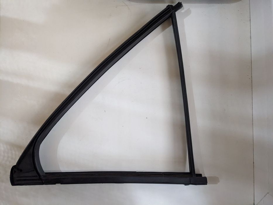 Уплотнитель стекла (форточки) задней левой двери Mercedes-Benz W202