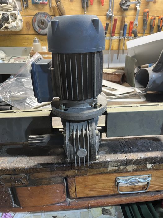 Vand motor cu reductor 380V