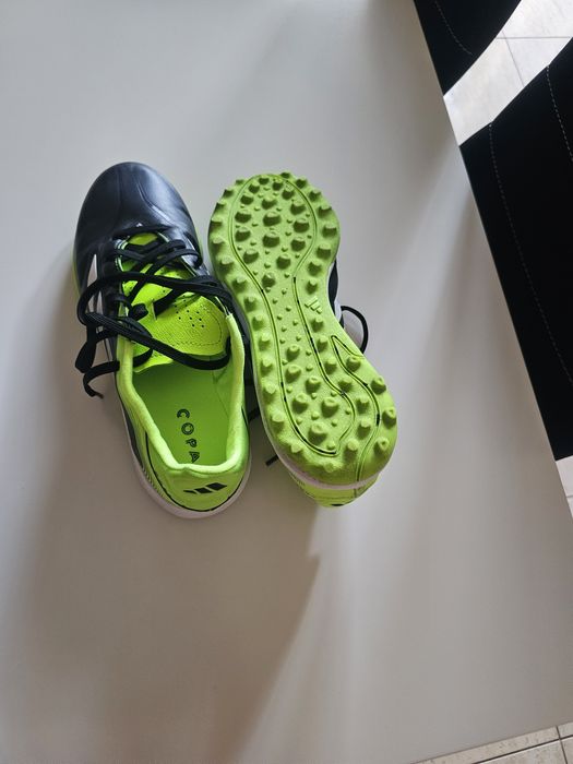 Adidasi fotbal sintetic .