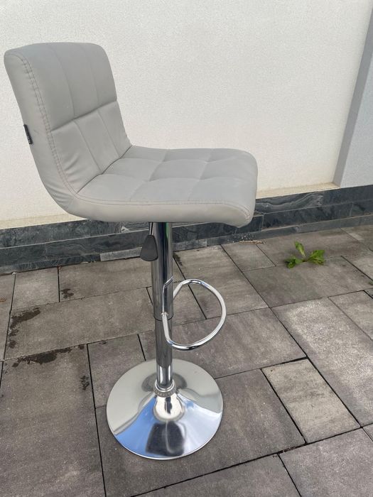 Scaun de bar modern si confortabil, reglabil pe inaltime!