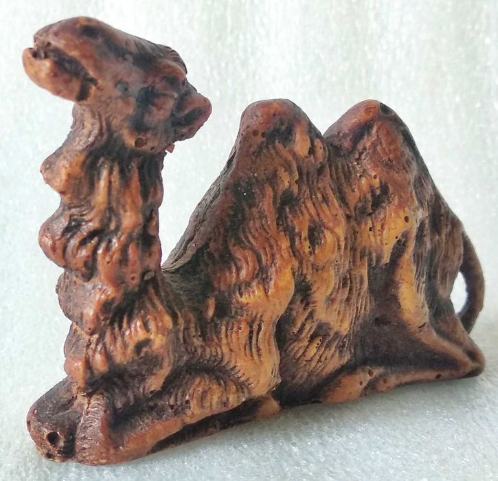 Сувенир -сидящий верблюд