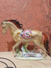 Сувенирная лошадь для камина и декора