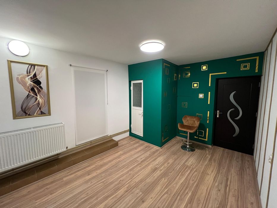 Inchiriez post manichiura-pedichiura