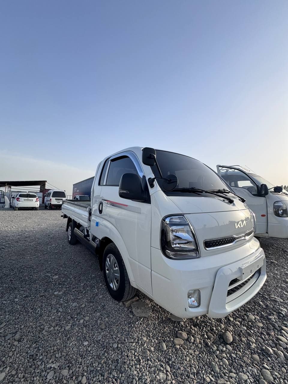 Kia bongo,  Hyundai porter,  yuk mashinalar bor sotuvda