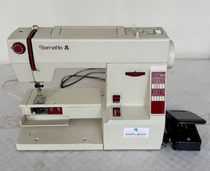Masina de cusut Bernette 100 by Bernina-functionala cu pedala inclusa