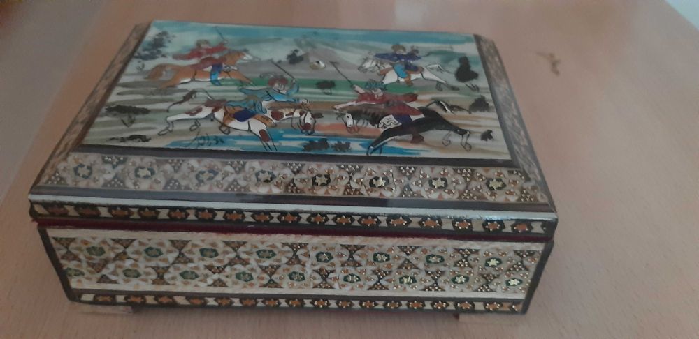 Vând cutie din lemn pentru bijuterii