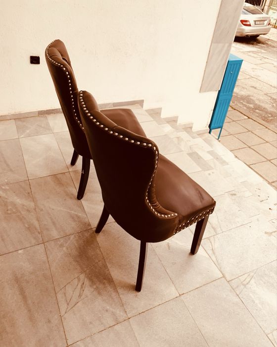 2 бр. тапицирани столове – кафява еко кожа, капитонаж, стабилни