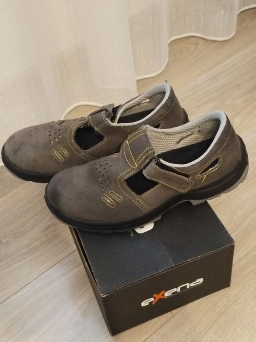 De vânzare bocanci aproape noi
