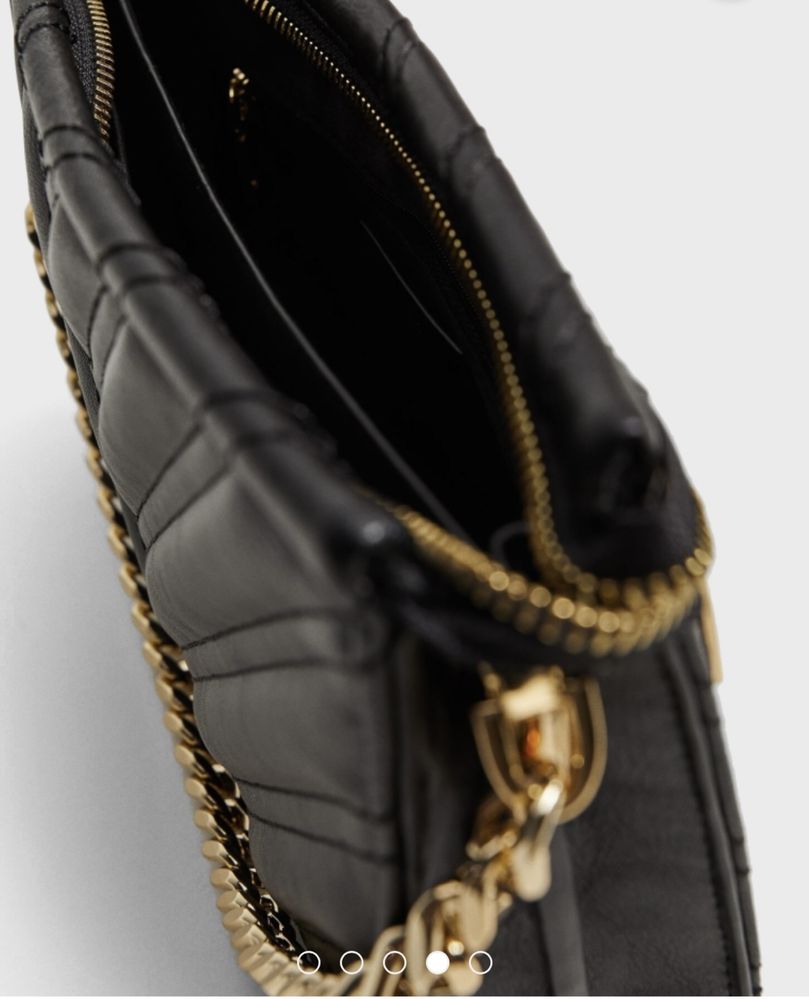 Оригинална черна кожена чанта Mango със златен елемент