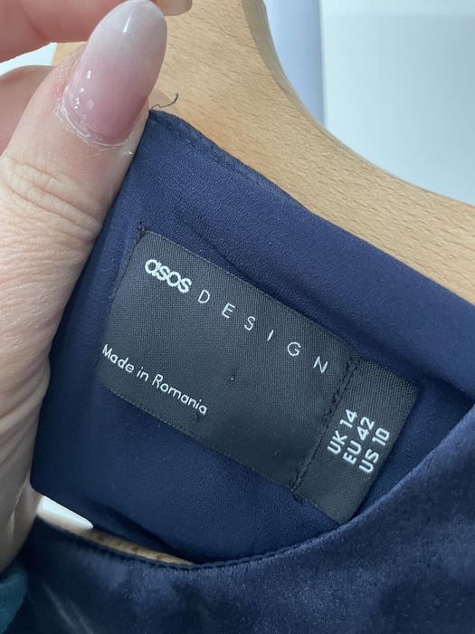 Тъмносиня рокля за повод