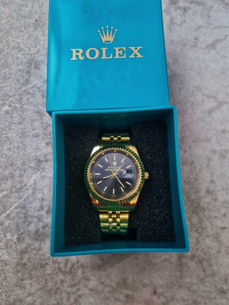 Различни цветове часовнини ROLEX