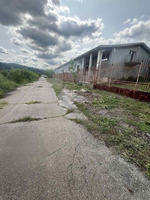 Промишлина сграда 800рзп 10дка земя