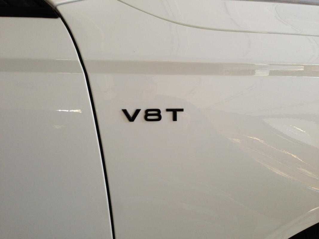 Емблема за калник ''V8 T'' за Audi/Ауди черна