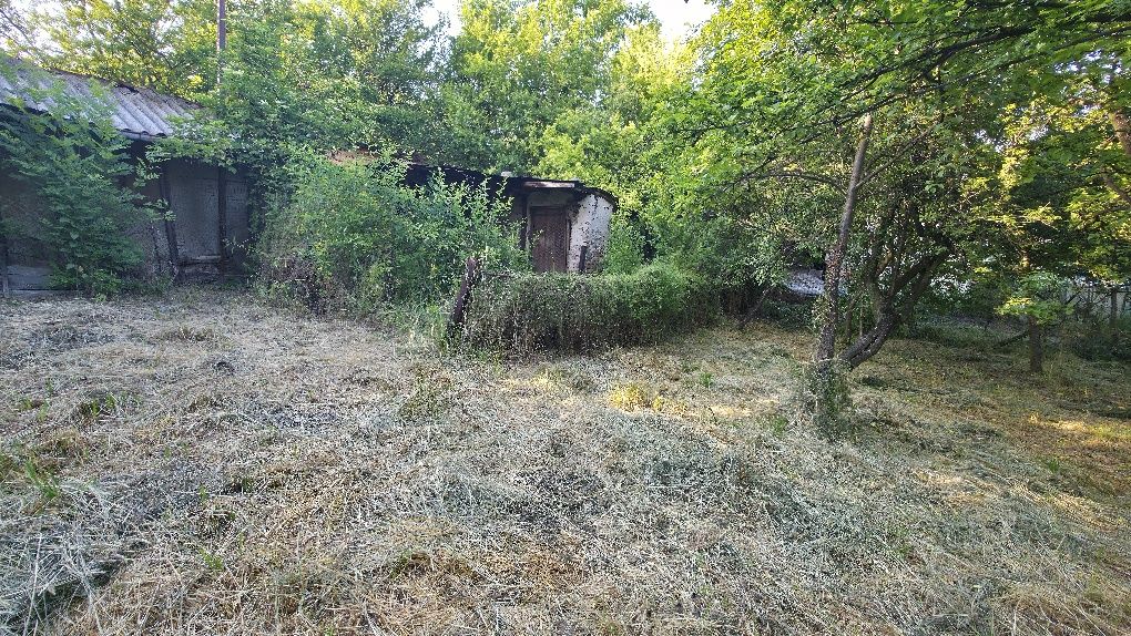 Продава се двуетажна масивна къща в село Дивотино, гр. Перник
