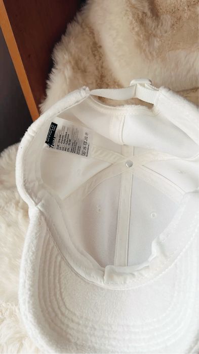 Sapca dama barbat unisex H&M alba pufoasa cu eticheta