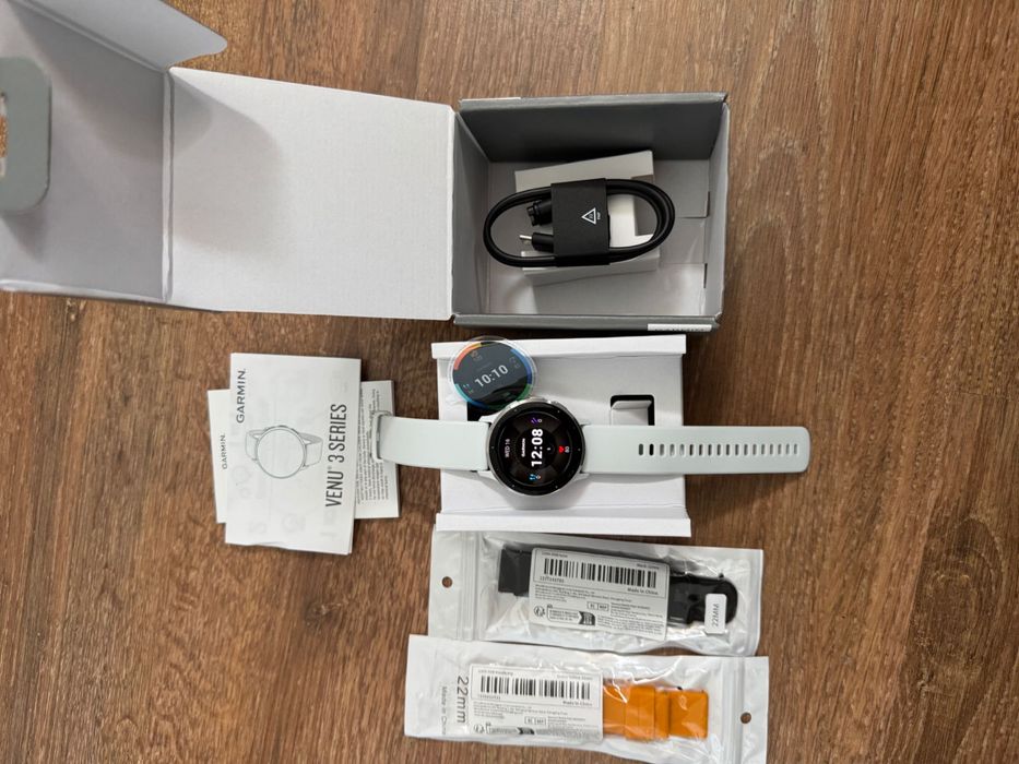 Vand Garmin Venu 3 alb la cutie,ca nou, cu garantie emag