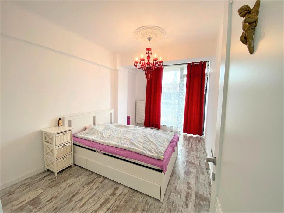 Proprietar vand apartament 3 camere modern cu balcon