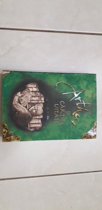 Carte pt copii - "Arthur si cartile uitate" - varsta 8-11 ani