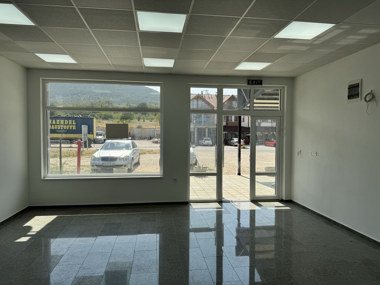 Дава се под наем Магазин в Асеновград - 180 кв.м за 612 € - Снимка #9