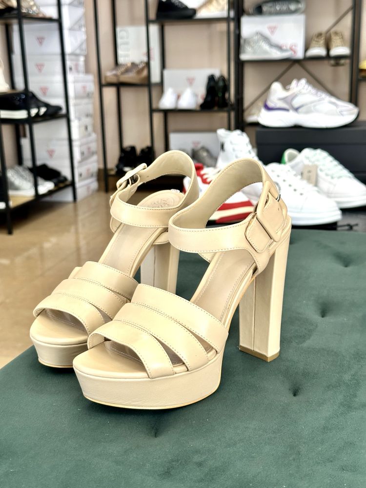 Дамски сандали Guess цвят крем