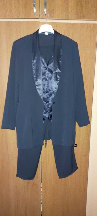 Vand costum negru de matase marimea 40, pret 150 lei