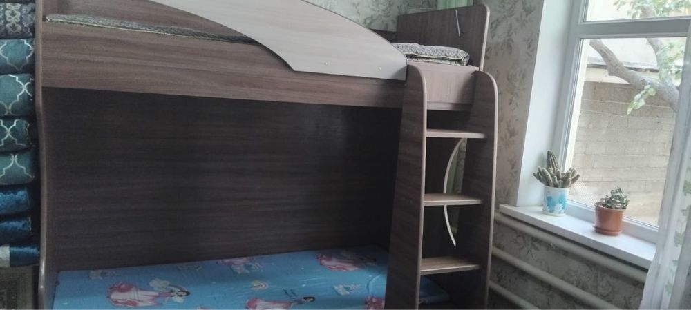 Двух этажный кроват