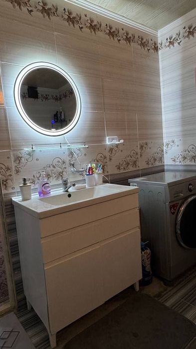 Nazarbek Tekstilda uy sotiladi. Mebellari bilan sotiladi