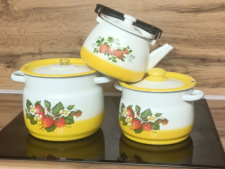 Продам б/у кастрюли, чайник и стопки, кружки