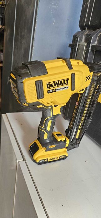 Pistol cuie Dewalt DCN 660