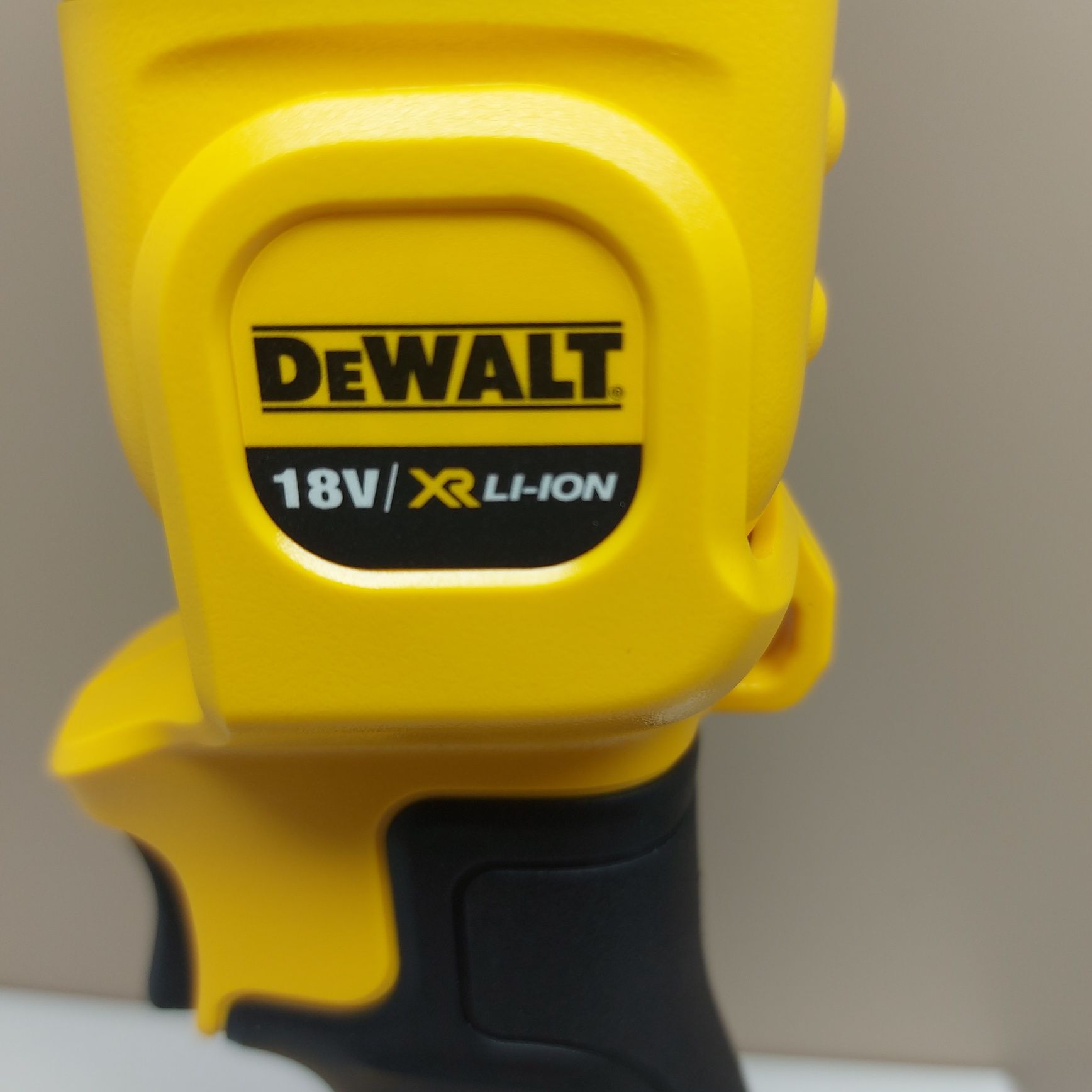 ПРОМОЦИЯ.Led фенер Dewalt DCL050