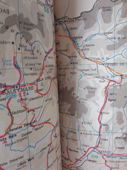Romania,ghid-atlas turistic cu harti complete, color ,350 pagini