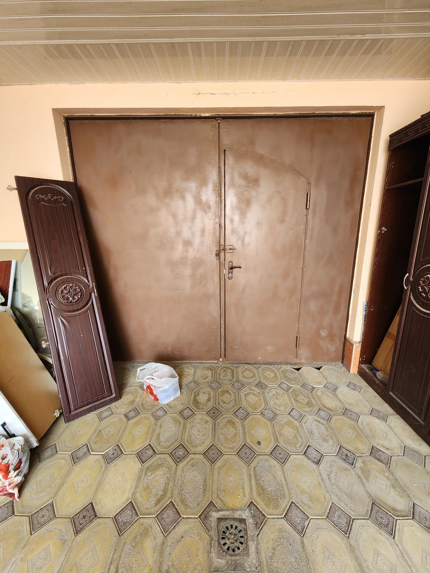 Darvoza sotiladi xolati yaxshi eniga 2.70 m ga boyi 2.40 m
