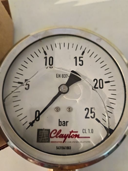 Манометър глицеринов радиален ф100 0-25 bar. G1/2"