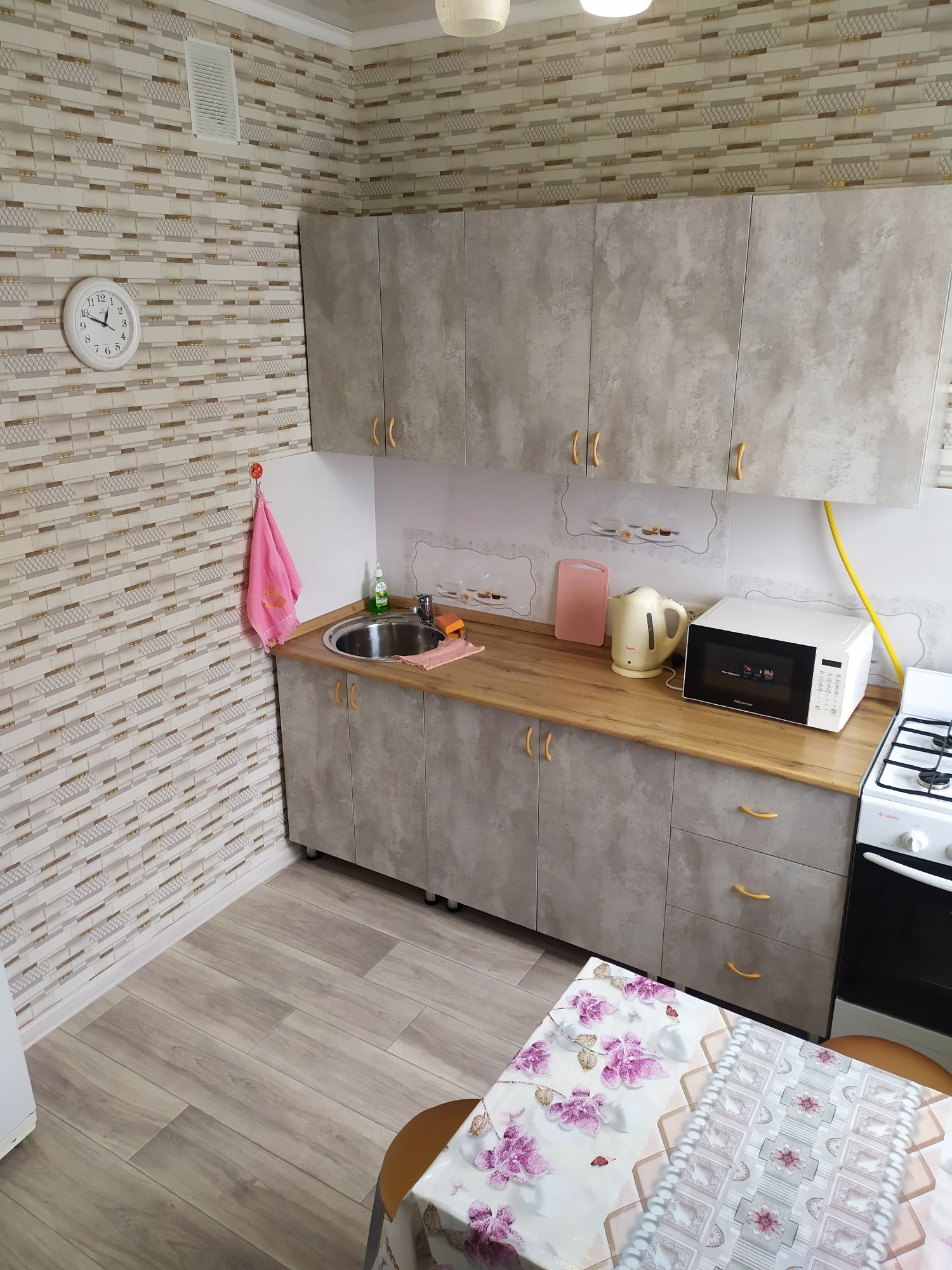 Сдается посуточно 1-кв,9 мкр,14 дом, 1этаж.10000