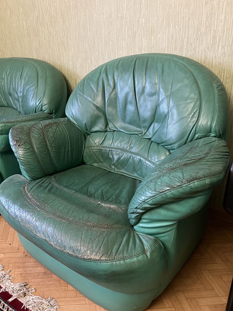 Кожаные диваны и кресло