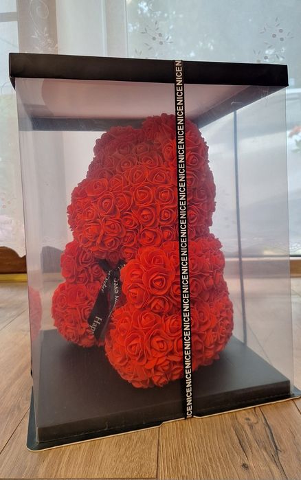 Ursuleț din trandafiri roși, în cutie, 40 x 31 x 31 cm