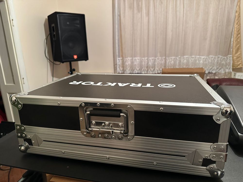 Traktor Kontrol S4 – Controller DJ Profesional