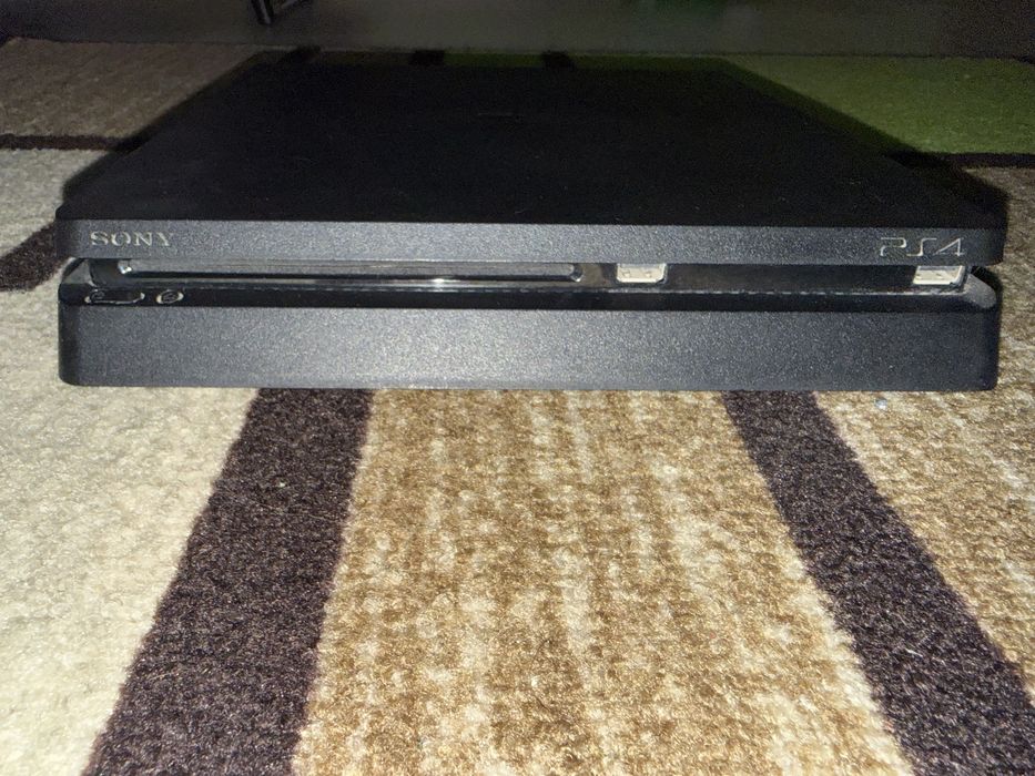Продавам Playstation 4 slim 1TB с два контролера и 4 игри