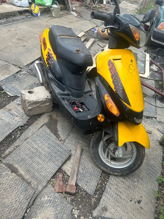 Vând 2 scutere, se pot vedea în Gorj