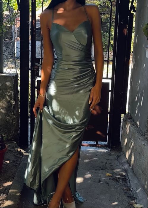 Бална рокля светло зелена гол гръб