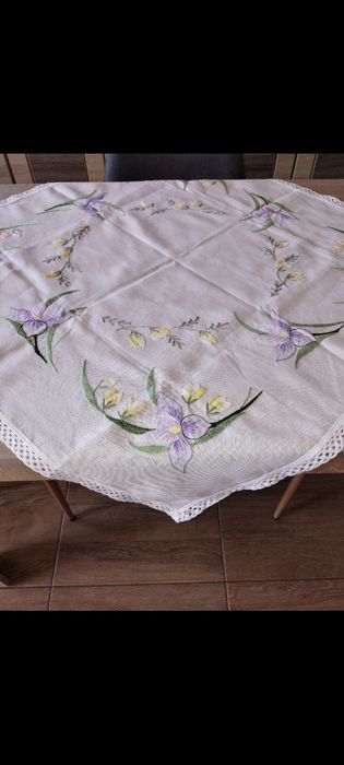 Fete de masa brodate