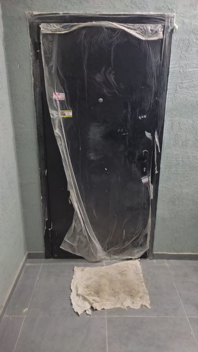 Продам дверь от застройщика.