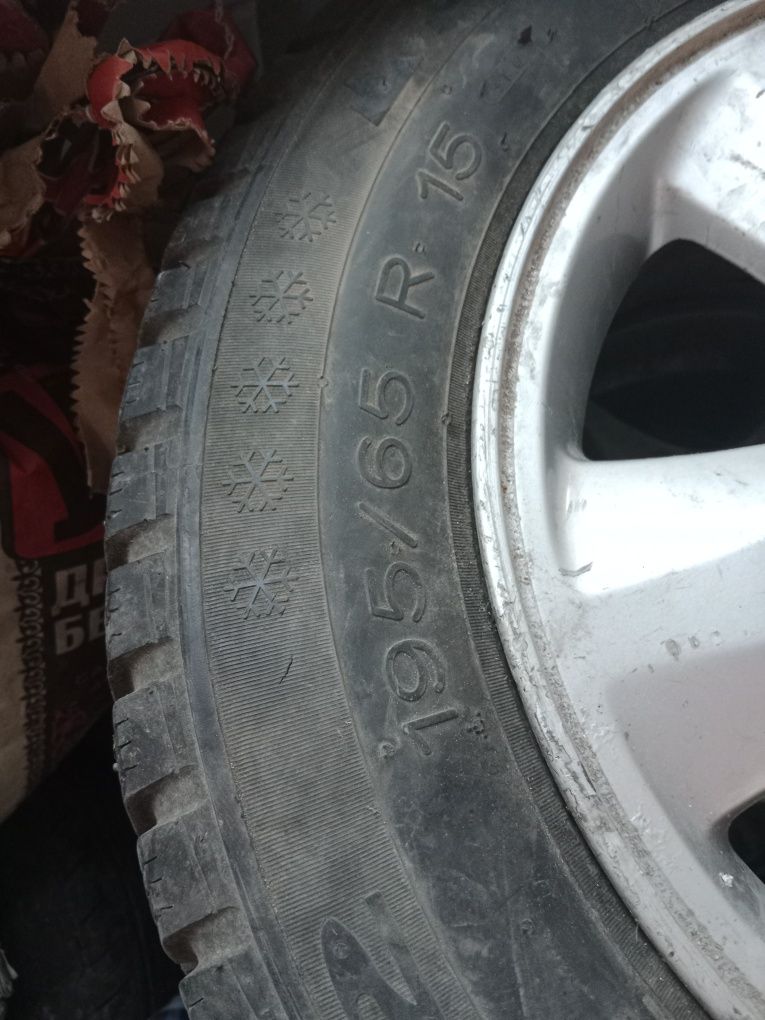 Зимние шины 15 продаю