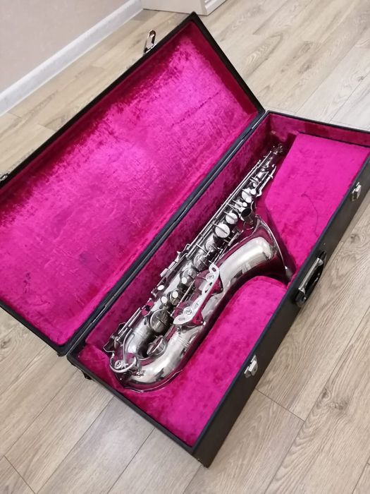 Продаю тенор саксофон без муштука и кларнет за 60000