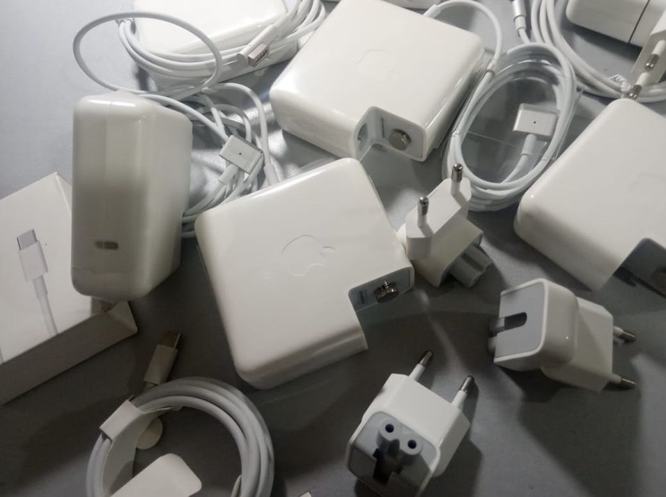 на MacBook 60W - зарядка, блок питания .