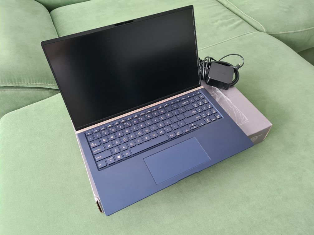 Vând laptop Asus ZenBook UX533FAC