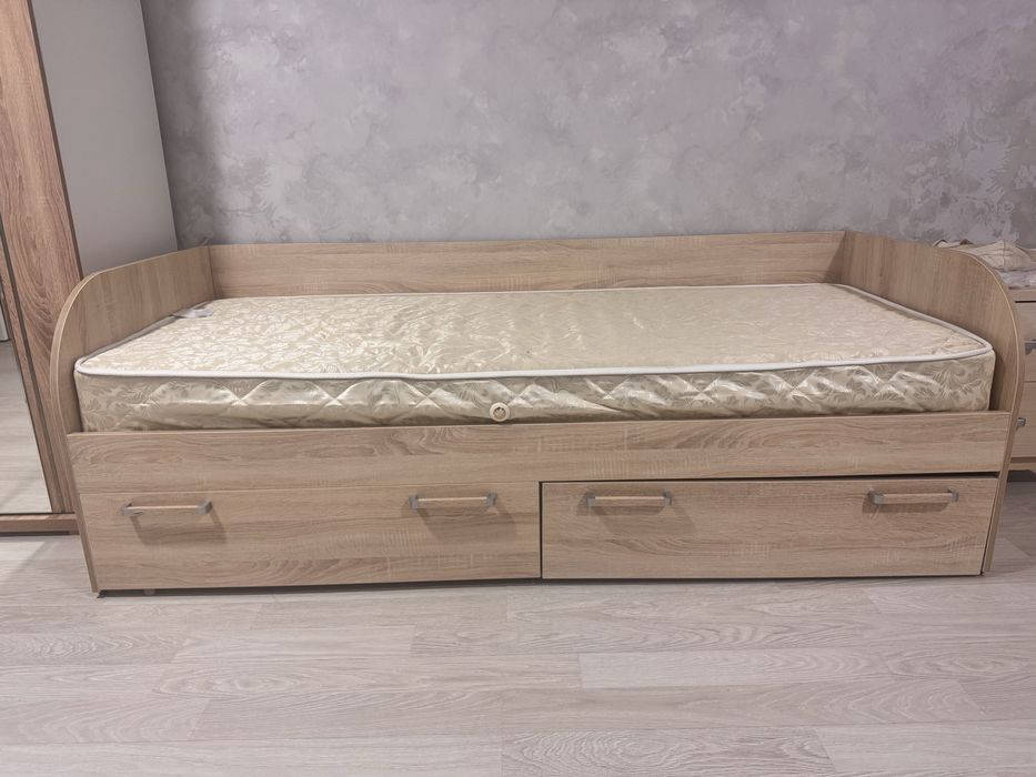 Кровати с матрасами 2 шт