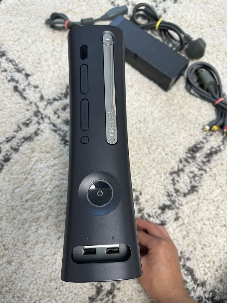Xbox 360 elite- perfect functional + controller
