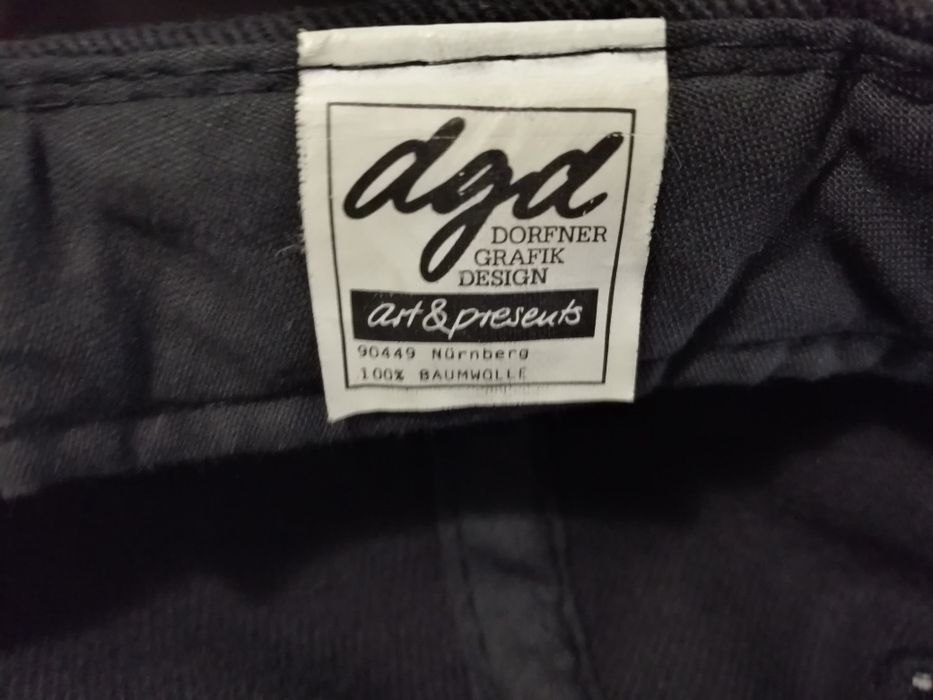 Продавам две шапки