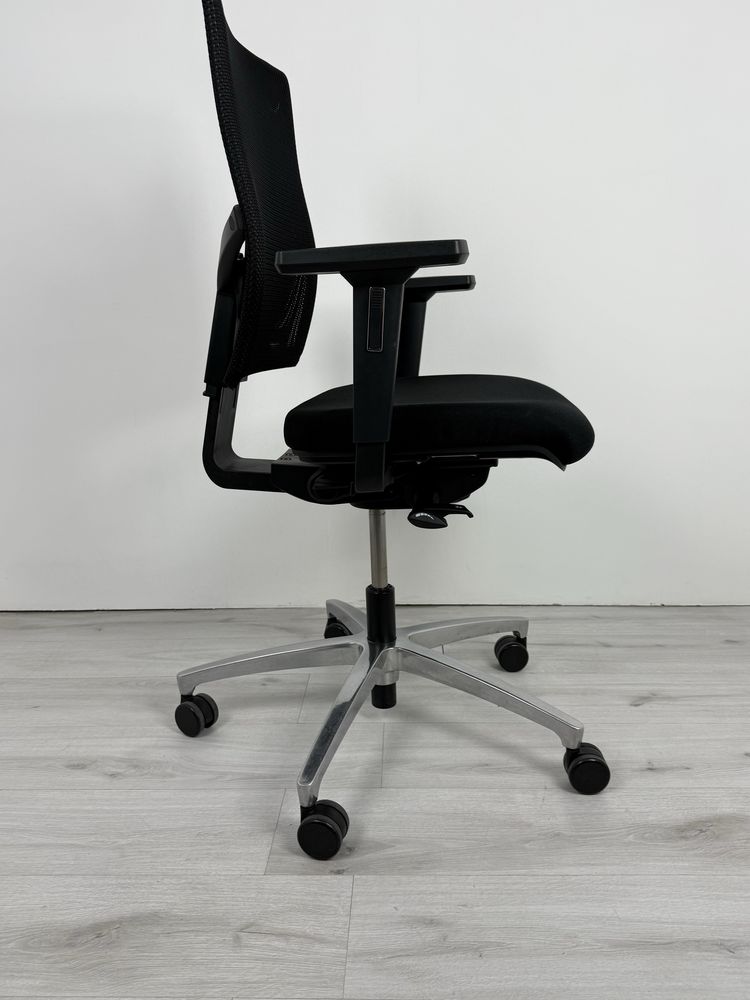 Dauphin  Just AJ4747 е ергономичен офис стол с мрежеста облегалка